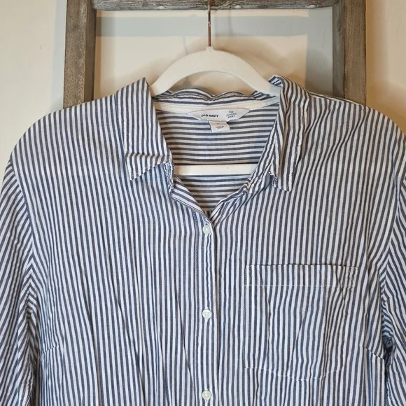 ⭐️40% Off⭐️ Old Navy The Classic Shirt in  Blue Stripe - Picture 2 of 14